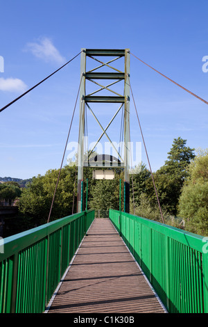 Passerelle à travers la rivière Dart près de la gare de Totnes sur le South Devon Heritage Railway, Totnes, Devon, Angleterre, Royaume-Uni Banque D'Images