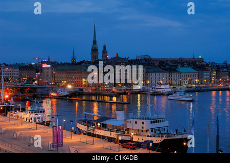 La Suède, Stockholm, l'île de Gamla Stan (vieille ville) et de Stadsgarden quay par nuit Banque D'Images