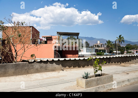 Grande villa avec toit terrasse blanchisserie et de séchage sur les montagnes sur belle journée périphérie de Oaxaca de Juarez, Mexique Banque D'Images