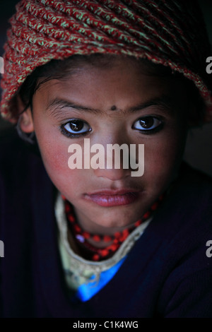 Jeune fille népalaise dans un Himalaya au Népal Banque D'Images