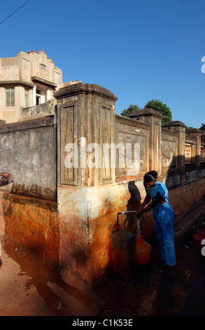 L'Inde, l'Etat du Tamil Nadu, Chettinad, Karaikudi, point d'eau en face d'un hôtel particulier de style Art Déco de l'Nagarathars traders Banque D'Images