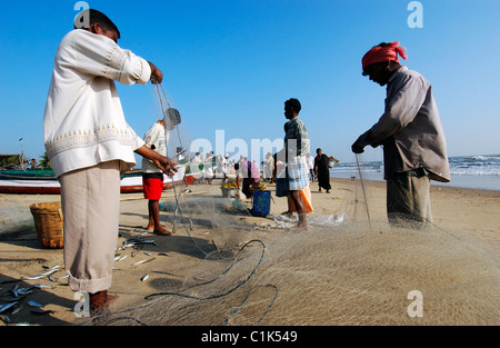 L'Inde, l'Etat du Tamil Nadu, la ville de pèlerinage chrétien Velanganni, pêcheur sur la plage Banque D'Images