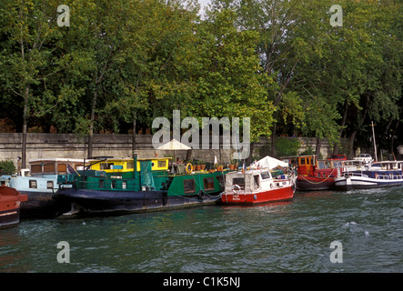 Peniche péniche le long de la rivière Seine Paris Ile-de-France France Europe Banque D'Images