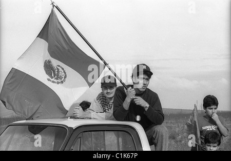 Mexican American Political Association MAPA manifestants en mars pour l'égalité de représentation de Dinuba sur la commission scolaire. Banque D'Images