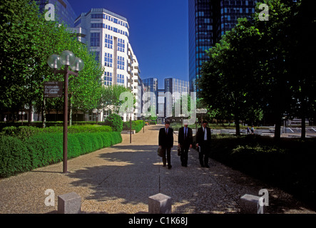 Les hommes français des hommes d'affaires personne marche Esplanade du général de Gaulle Place de la Défense Paris France Europe Banque D'Images