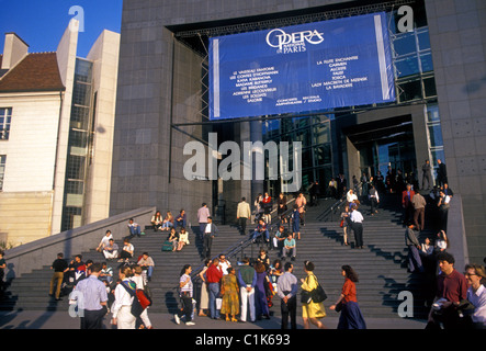 Français personne sur les mesures de l'Opéra National de Paris Place de la Bastille Paris Ile-de-France France Europe Banque D'Images