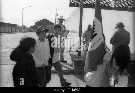 Mexican American Political Association MAPA manifestants en mars pour l'égalité de représentation de Dinuba sur la commission scolaire. Banque D'Images