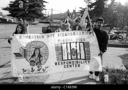 Mexican American Political Association MAPA manifestants en mars pour l'égalité de représentation de Dinuba sur la commission scolaire. Banque D'Images