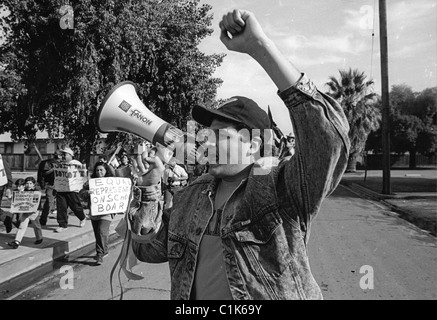 Mexican American Political Association MAPA manifestants en mars pour l'égalité de représentation de Dinuba sur la commission scolaire. de poche Banque D'Images