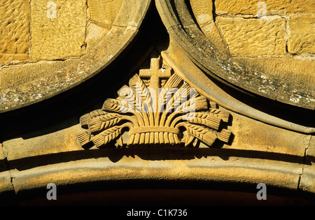 France, Rhône, Beaujolais, pays des Pierres Dorees région, porte de l'église de Bagnols Banque D'Images