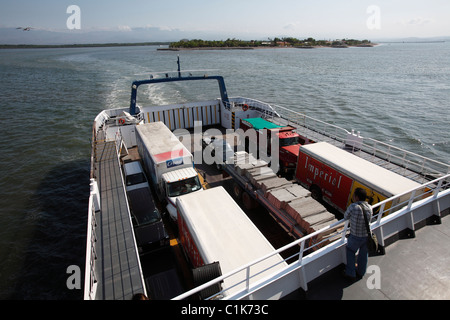 Le ferry quitte dirigée à Paquera Puntarenas sur la Péninsule de Nicoya, Costa Rica Banque D'Images