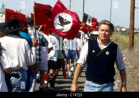 L'acteur américain Martin Sheen marche avec l'United Farm Workers près de Stockton en Californie du travail questions union latinos Banque D'Images