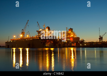 Chantier naval à l'heure du coucher du soleil à Riga Banque D'Images