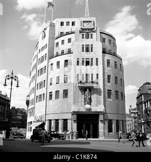 1950s, Broadcasting House, à Portland place dans le centre de Londres, le siège de la BBC. Ouvert en 1932, le bâtiment principal est de style Art déco. Banque D'Images