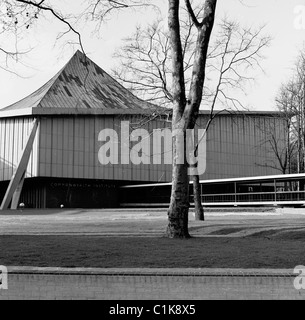 Années 1960, extérieur du bâtiment de l'Institut du Commonwealth à Holland Park, Kensington High Street, Londres. Banque D'Images