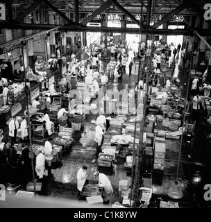 Années 1950, des poissonniers travaillant sur le sol au marché aux poissons de Billingsgate, Lower Thames St, Londres. Conçu par Sir Horace Jones, il a ouvert ses portes en 1877. Banque D'Images