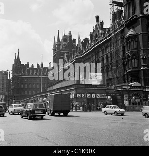 Années 1960, voitures sur la route Euston Rd, à côté du Midland Grand Hotel et de la gare de St Pancras, Londres. De style gothique, l'hôtel a ouvert ses portes en 1873. Banque D'Images