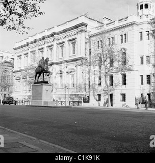 Années 1950, Whitehall, Londres, siège de l'administration du gouvernement britannique et de la fonction publique, montrant de grands bâtiments anciens et le mémorial Earl Haig. Banque D'Images