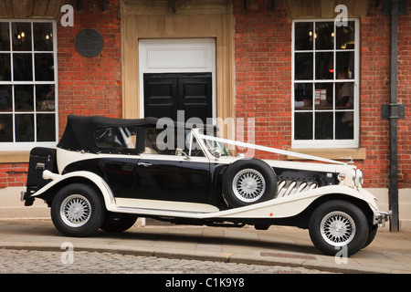 Le Royaume-Uni, l'Europe. Bentley classique voiture garée à l'extérieur de la salle de mariage Wynnstay Arms Hotel Banque D'Images