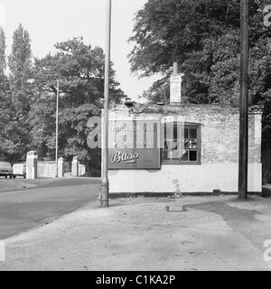 Années 1960. Londres. La vieille maison en face sans frais le côté pub historique, les Espagnols Inn, prise avant le bâtiment a été restauré. Banque D'Images