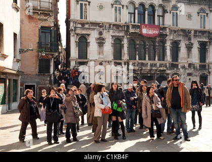 Un groupe de touristes japonais sur une visite guidée de Venise Banque D'Images