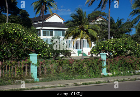 Maison coloniale, Villa ou Maison et jardin tropical sur front de mer à Majunga ou Mahajaga, Madagascar Banque D'Images