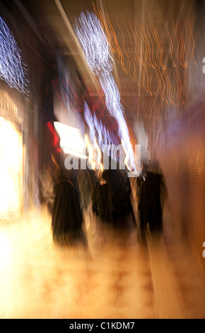 Motion Blur de participants dans le carnaval de Venise sous les arcades, la Place Saint Marc, Venise Italie Banque D'Images