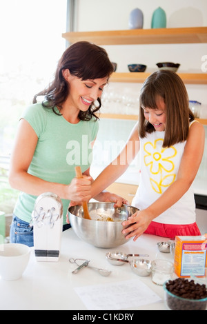 Mère et fille Baking Cookies, Portland, Oregon, USA Banque D'Images