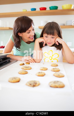 Mère et fille Baking Cookies, Portland, Oregon, USA Banque D'Images