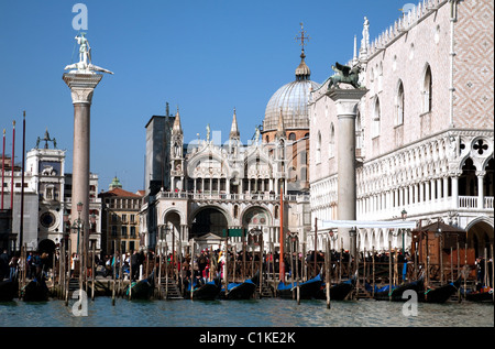 La place St Marc et le Palais des Doges vu du Grand Canal, Venise, Italie Banque D'Images