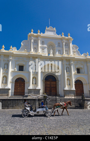 Cheval et balade en calèche à l'extérieur de la cathédrale San José, Antigua, Guatemala Banque D'Images