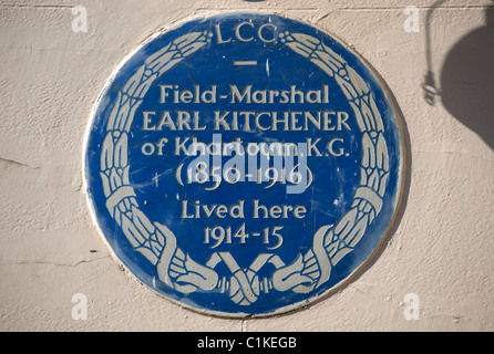 Blue plaque marquant l'ancienne résidence du maréchal Earl Kitchener de Khartoum, à Carlton Gardens, Londres, Angleterre Banque D'Images