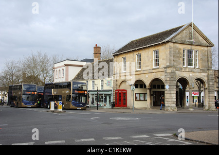 Or double decker bus Stagecoach en dehors de l'Hôtel de ville historique dans le centre-ville de Witney Oxfordshire England UK Banque D'Images