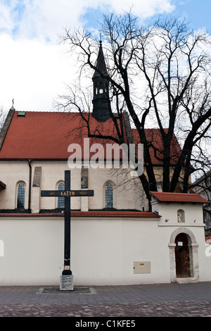 Croix de Katyn en dehors de l'église St Giles, Kraków, Pologne Banque D'Images