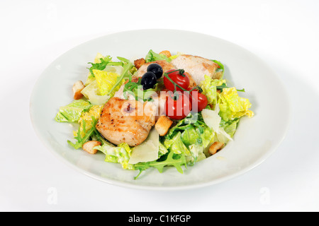 Salade césar avec poulet steak sur fond blanc Banque D'Images