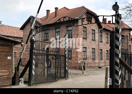 Arbeit macht frei ('work vous rend libre') Gate, Auschwitz-Birkenau, en Pologne. Banque D'Images