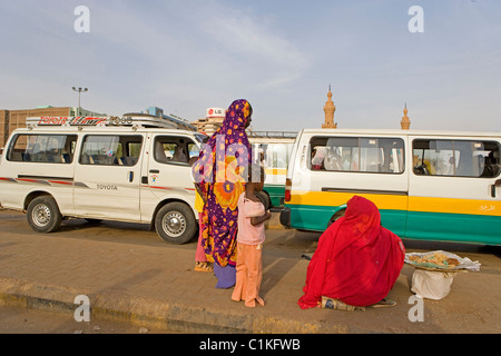 Soudan, la station de bus par la grande mosquée KhartoumHigh Ville de Nubie Al Khartoum province Banque D'Images