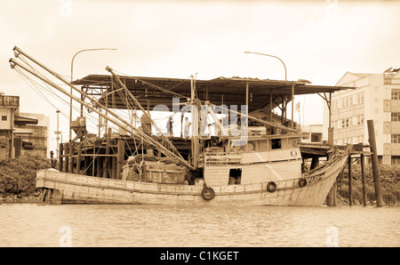 Conversation sur le quai, Kuching Banque D'Images