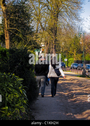 Paris, France, couple arrière, promenades dans le bois de Vincennes, jardin d'Agronomie tropicale, à pied, adultes, ville de paris nature Banque D'Images