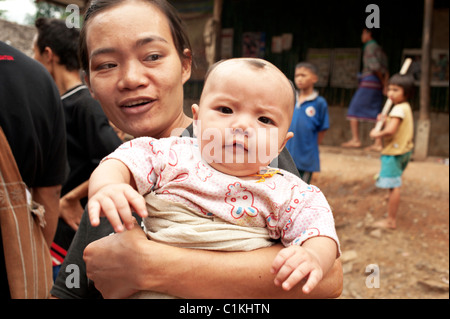 Karen la mère et son bébé dans le camp de réfugiés de Mae La, la province de Tak, en Thaïlande, en Asie. Banque D'Images