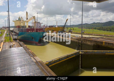 Porte-conteneurs passant par écluses de Gatun, Canal de Panama, Panama Banque D'Images