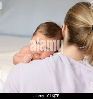 Bébé sur l'épaule de la mère Banque D'Images