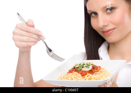 La cuisine italienne - portrait de femme en bonne santé manger des spaghettis avec sauce Banque D'Images