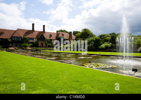 En regardant vers le laboratoire / le Manoir - avec le canal droit sur étang - au siège de l'ERS / AC à Wisley. Surrey. UK. Banque D'Images