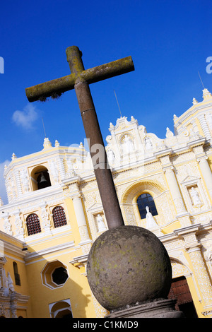 Croix de Pierre et Iglesia La Merced, Antigua, Sacatepequez, Guatemala Ministère Banque D'Images