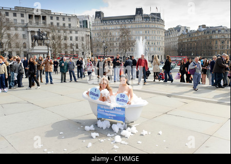 Modèles de Playboy, Victoria Eisermann, gauche, et Monica Harris, droite, poser à Trafalgar Square pour marquer la Journée mondiale de l'eau. Banque D'Images