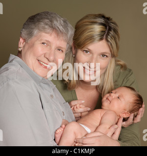 Portrait de Mère et Grand-mère avec bébé nouveau-né Banque D'Images