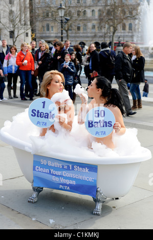 Modèles de Playboy, Victoria Eisermann, gauche, et Monica Harris, droite, poser à Trafalgar Square pour marquer la Journée mondiale de l'eau. Banque D'Images