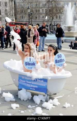 Modèles de Playboy, Victoria Eisermann, gauche, et Monica Harris, droite, poser à Trafalgar Square pour marquer la Journée mondiale de l'eau. Banque D'Images