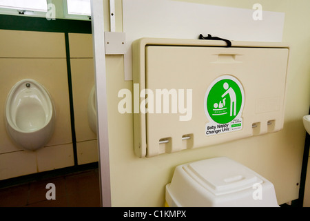 Changer bébé / vestiaire avec unité changeur dans un homme mens / toilettes / hommes / là haut / wc / Salle de bains gentlemans. Banque D'Images